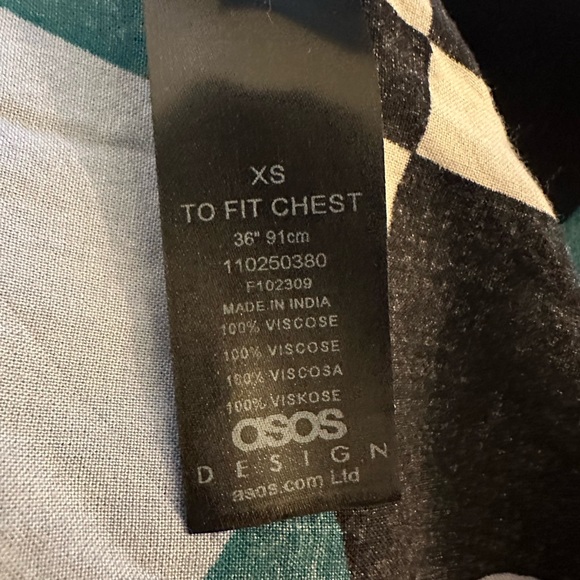 ASOS Design Button Down Revere Short Sleeve Shirt in Black/Cream Geo Print - Picture 8 of 8